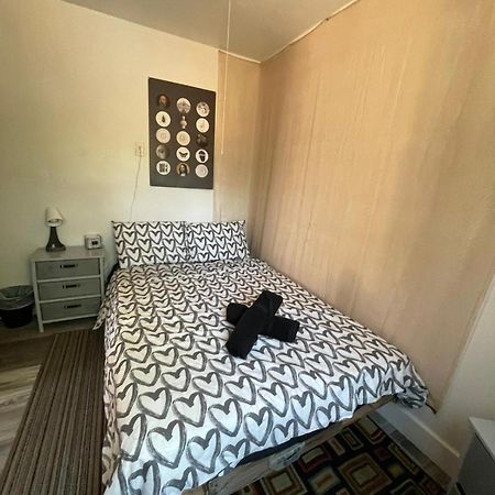 Petite Guesthouse With Kitchenette And Private Bathroom بحيرة إيزابيلا المظهر الخارجي الصورة