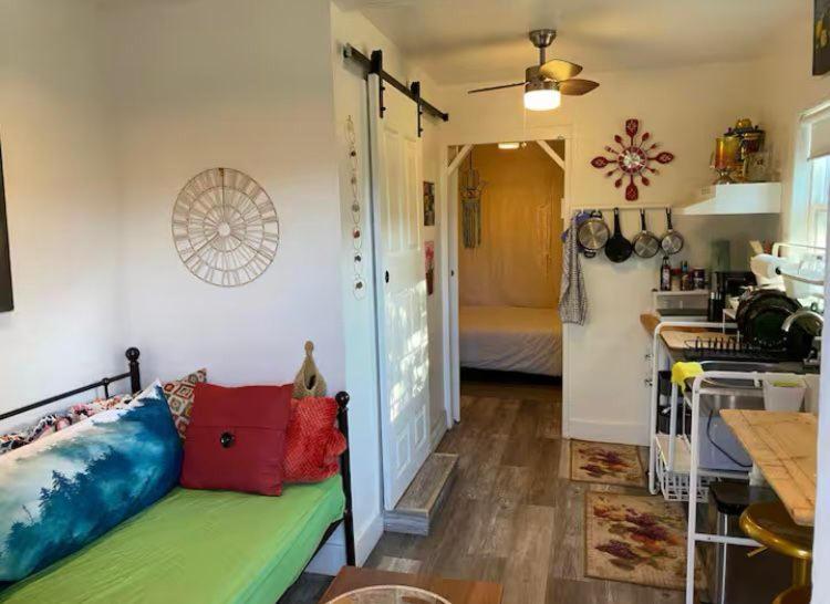Petite Guesthouse With Kitchenette And Private Bathroom بحيرة إيزابيلا المظهر الخارجي الصورة